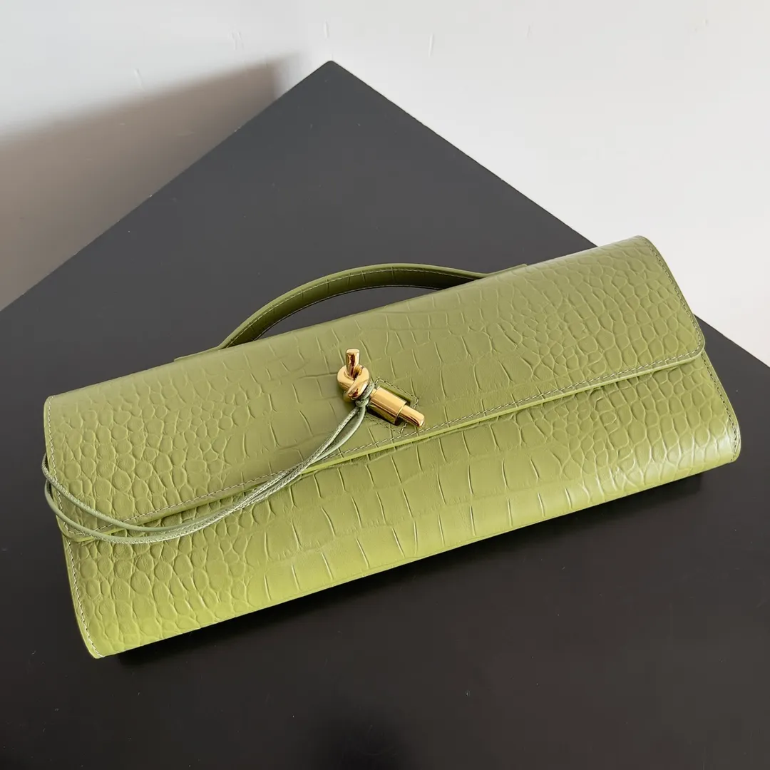 Batch 1420 Bottega Veneta Fall in love with Andiamo at first sight, new design, natural Nile rare leather crocodile pattern complex handbag, a model handbag for women, no need for color cover, no emotional camouflage, immersive depth and excitement, the classic element KNOT knot is inspired, modernist aesthetics and jewelry field craftsmanship reinterpret the knot element, bringing a clutch full of modern texture and elegant and quiet lady spirit. Style number: 741511 Size: 31*13*3cm